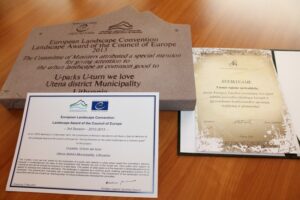 Jūs esate čiaApie Utenos rajono savivaldybęTarptautiniai ir respublikiniai apdovanojimai
2019 m. „Auksinė krivūlė“ už aukštus ugdymo rezultatus siekiant mokinių pasiekimų tolygumo
2019 krivule2019 m. Švietimo, mokslo ir sporto ministerija apdovanojo Utenos rajono savivaldybę „Auksine krivūle“ už aukštus ugdymo rezultatus siekiant mokinių pasiekimų tolygumo. Tai jau šeštoji „Auksinė krivūlė“, kuria apdovanota Utenos rajono savivaldybė. Šis įvertinimas - visos Utenos rajono švietimo bendruomenės nuopelnas ir ilgamečio, nuoseklaus ir nuoširdaus jos darbo rezultatas.  

2016 m. „Auksinė krivūlė“ už svarų indėlį organizuojant bandomąsias mobilizacijos pratybas
2016 krivule2016 m. rugsėjo 30 d. Utenos rajono savivaldybei buvo įteiktas svarbiausias Lietuvos savivaldybių asociacijos apdovanojimas – „Auksinė krivūlė 2016“. Tai jau penktoji „Auksinė krivūlė", kurią gauna Utenos rajono savivaldybė, skirta už svarų indėlį organizuojant bandomąsias mobilizacijos pratybas, kurios tapo atskaitos tašku rengiant pratybų metodiką visose Lietuvos savivaldybėse. Nominaciją įsteigė Lietuvos Respublikos Krašto apsaugos ministerija.

Daugiau nuotraukų

2015 m. „Auksinė krivūlė" už progresyvų požiūrį į kraštovaizdžio formavimą, viešųjų erdvių želdinių tvarkymą ir rekreacijos priemonių įgyvendinimą
2015 Krivule2015 m. spalio spalio 23 d. vykusioje Lietuvos vietos savivaldos dienos ir Lietuvos savivaldybių asociacijos (LSA) 20-mečio šventėje Utenos rajono savivaldybei už progresyvų požiūrį į kraštovaizdžio formavimą, viešųjų erdvių želdinių tvarkymą ir rekreacijos priemonių įgyvendinimą.įteikta „Auksinė krivūlė". Tai jau ketvirtoji Auksinė krivūlė, kurią yra gavusi Utenos rajono savivaldybė.
„Auksinės krivūlės" nominaciją „Už progresyvų požiūrį į kraštovaizdžio formavimą, viešųjų erdvių želdinių tvarkymą ir rekreacijos priemonių įgyvendinimą“ įsteigė LR Aplinkos ministerija.

2014 m. specialusis Tarybos Europos kraštovaizdžio konvencijos 2012–2013 metų žymenį už projektą „U-parks. U-turn we love“